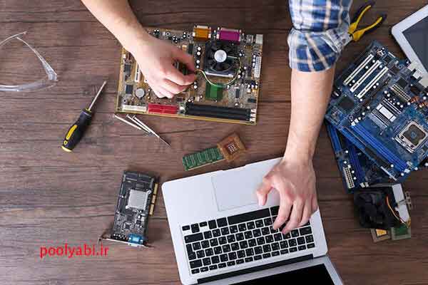 تعمیرکار کامپیوتر در حال عیبیابی و تعمیر سیستم
